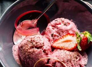 RABARBAR PRZEPISY NA PYSZNE DESERY lody z rabarbarem