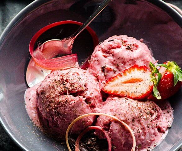 RABARBAR PRZEPISY NA PYSZNE DESERY lody z rabarbarem