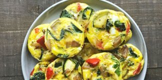 JAJECZNE MUFFINKI Z CUKINIĄ I PAPRYKĄ