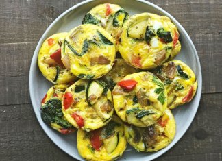 JAJECZNE MUFFINKI Z CUKINIĄ I PAPRYKĄ