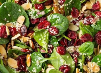 3 POMYSŁY NA SAŁATKI ZE SZPINAKIEM