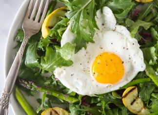 3 PRZEPISY NA SAŁATKI ZE SZPARAGAMI przepisy na salatki ze szparagami