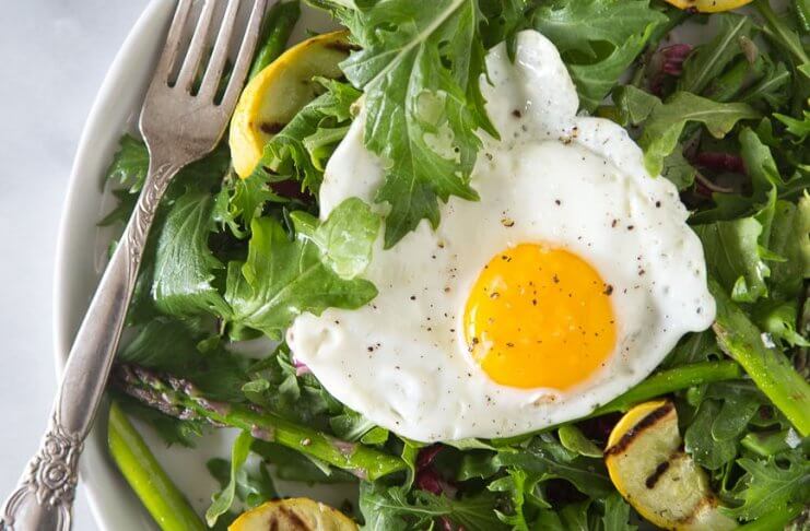 3 PRZEPISY NA SAŁATKI ZE SZPARAGAMI przepisy na salatki ze szparagami