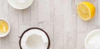 10 DOMOWYCH SPOSOBÓW NA SIWE WŁOSY olej kokosowy i sok z cytryny na siwe włosy