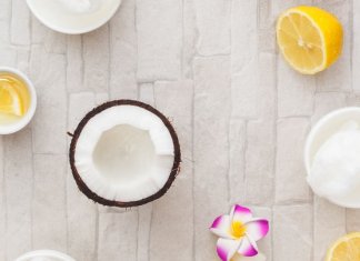 10 DOMOWYCH SPOSOBÓW NA SIWE WŁOSY olej kokosowy i sok z cytryny na siwe włosy