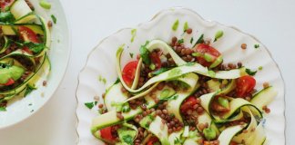 SAŁATKA Z CUKINII – 5 ZDROWYCH I SMACZNYCH PRZEPISÓW sałatka z cukinii i soczewicy