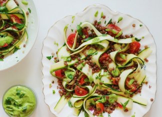 SAŁATKA Z CUKINII – 5 ZDROWYCH I SMACZNYCH PRZEPISÓW sałatka z cukinii i soczewicy