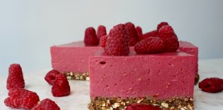 RÓŻANA INSPIRACJA: LEKKI SERNIK NA ZIMNO Z MALINAMI I WODĄ RÓŻANĄ