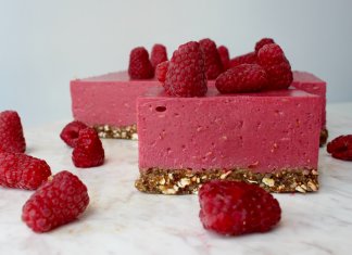 RÓŻANA INSPIRACJA: LEKKI SERNIK NA ZIMNO Z MALINAMI I WODĄ RÓŻANĄ