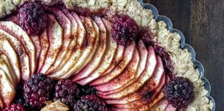 OWSIANA TARTA Z JABŁKAMI I JEŻYNAMI