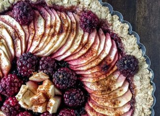 OWSIANA TARTA Z JABŁKAMI I JEŻYNAMI