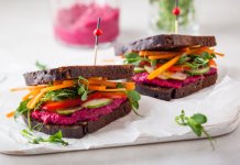 ZDROWA KANAPKA Z HUMMUSEM Z BURAKÓW zdrowa kanapka z hummusem z buraków