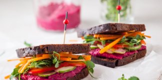 ZDROWA KANAPKA Z HUMMUSEM Z BURAKÓW zdrowa kanapka z hummusem z buraków