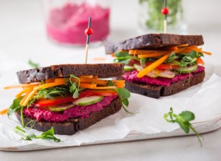 ZDROWA KANAPKA Z HUMMUSEM Z BURAKÓW zdrowa kanapka z hummusem z buraków