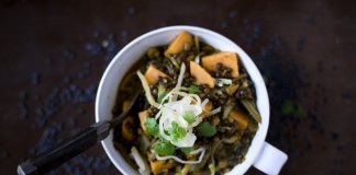 CZARNA SOCZEWICA Z BATATAMI I KAPUSTĄ KISZONĄ