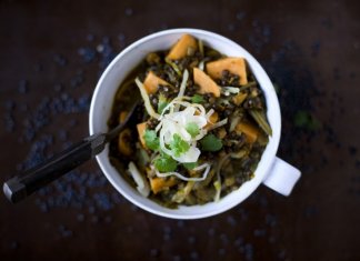 CZARNA SOCZEWICA Z BATATAMI I KAPUSTĄ KISZONĄ