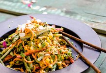 ORGANICZNY „PAD THAI” Z DRESSINGIEM MIGDAŁOWYM pad thai
