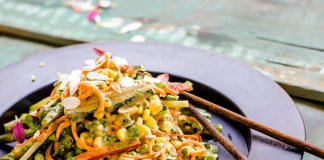 ORGANICZNY „PAD THAI” Z DRESSINGIEM MIGDAŁOWYM pad thai
