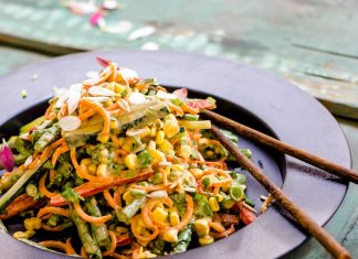 ORGANICZNY „PAD THAI” Z DRESSINGIEM MIGDAŁOWYM pad thai