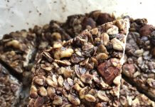 Czekoladowo-orzechowy baton bez pieczenia