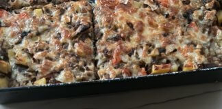 Placek z mielonym mięsem, ziemniakami i serem