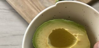 Sałatka z tuńczykiem, awokado i fasolą