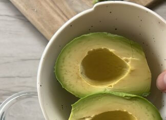 Sałatka z tuńczykiem, awokado i fasolą