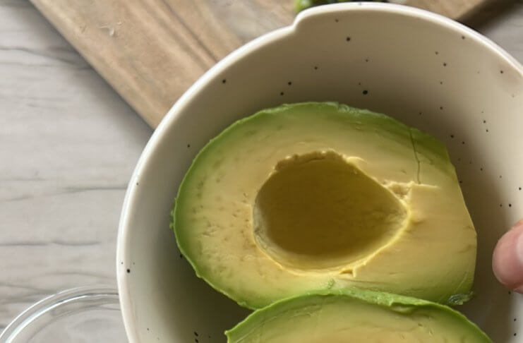 Sałatka z tuńczykiem, awokado i fasolą