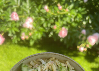 Sałatka śródziemnomorska z tuńczykiem – zdrowie dla skóry, hormonów i włosów Sałatka z orzo i tuńczykiem