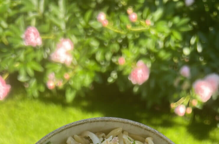 Sałatka śródziemnomorska z tuńczykiem – zdrowie dla skóry, hormonów i włosów Sałatka z orzo i tuńczykiem