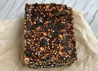 Batonik z kaszy gryczanej, śliwek i kakao – zdrowa przekąska, która wspiera odchudzanie i tarczycę batonik z kaszy gryczanej i bakalii