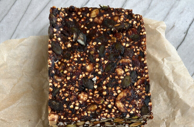 Batonik z kaszy gryczanej, śliwek i kakao – zdrowa przekąska, która wspiera odchudzanie i tarczycę batonik z kaszy gryczanej i bakalii