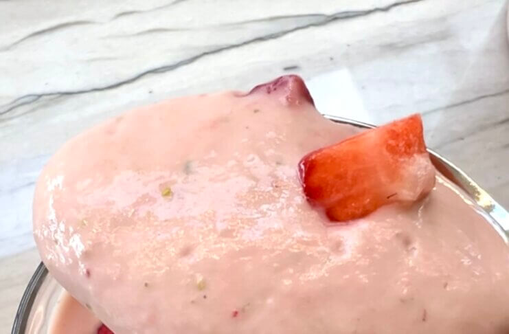 Koktajl z truskawek, skyru i awokado – zdrowy przepis z białkiem, błonnikiem i niskim ŁG Koktajl z truskawek, skyru i awokado – kremowy i sycący napój z dużą ilością białka